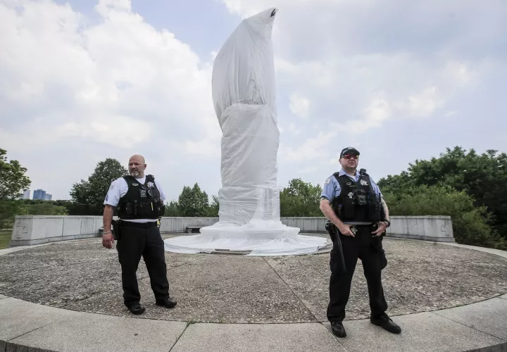 Vigilancia alrededor de la estatua de Cristóbal Colón en Chicago.  FOTO/EFE
