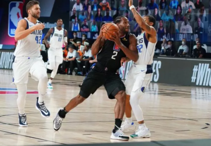 Kawhi Leonard (c) fue el mayor anotador de los Clippers con 33 puntos. Foto: AP