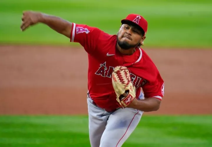 Jaime Barría en acción durante el partido ante los Rockies de Colorado.