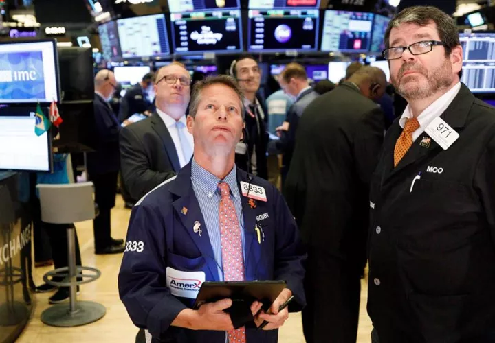 Por sectores, los más perjudicados fueron los de bienes no esenciales (-2,13 %), comunicaciones (-1,98 %), tecnología (-1,59 %) y energía (-1,52 %).