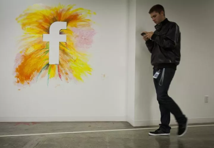 QAnon es un fenómeno de internet que promueve teorías sin base alguna. EFE