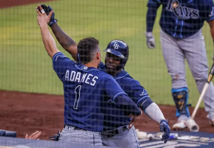 Randy Arozarena (der.) es felicitado luego de batear un cuadrangular.