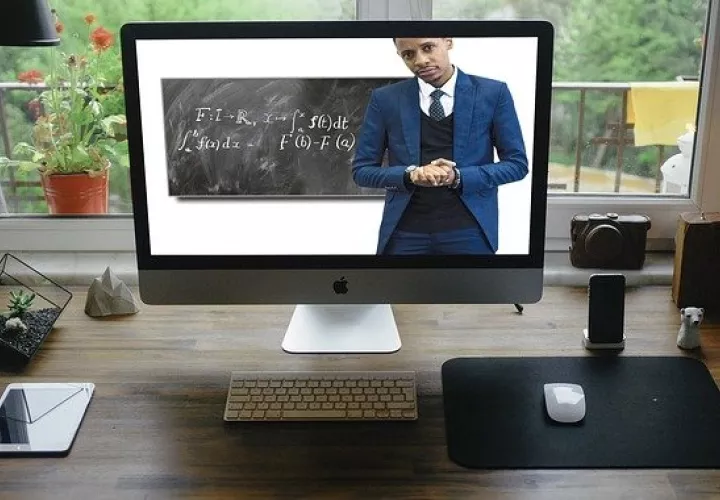 Las lecciones presenciales fueron suspendidas y se adoptó continuarlas a distancia con dos trimestres, establecido en el Decreto Ejecutivo N° 564.