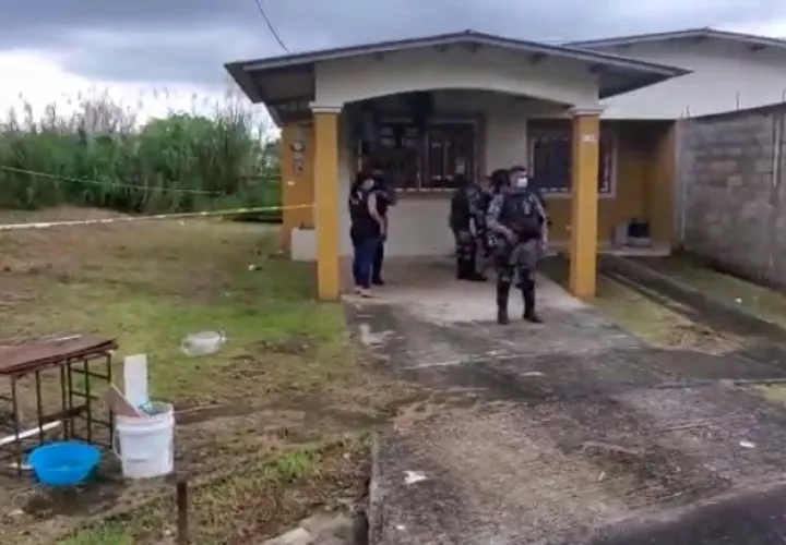 El cuerpo fue encontrada en un matorral detrás de una residencia. Foto: Delfia Cortez