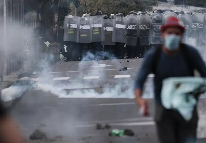 La tensión continuó hoy cuando el dirigente del llamado Movimiento Rescate Nacional, Célimo Guido, responsabilizó de los actos violentos al ministro de Seguridad, Michael Soto. EFE