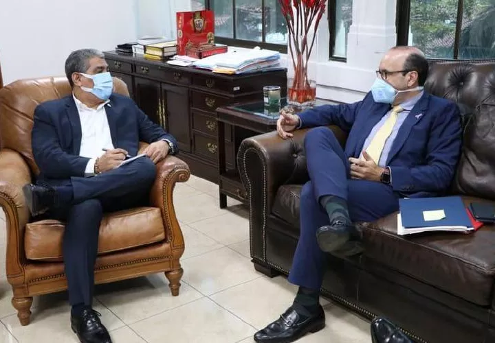 Reunión que sostuvieron el Defensor del Pueblo y Ministro de Salud. Foto: Cortesía