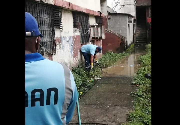 Unidades del Idaan, con ayuda de  “trompos” limpiaron las líneas sanitarias.
