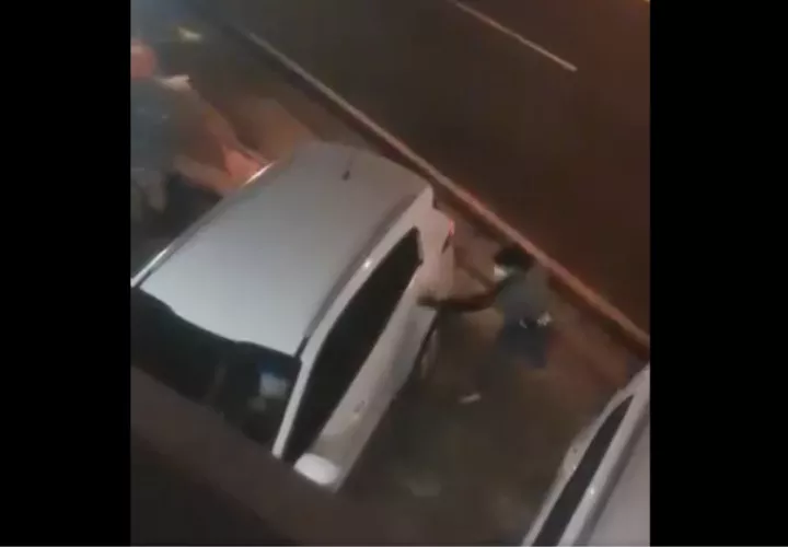 Dos delincuentes roban el auto a una mujer en Vía Porras, San Francisco 