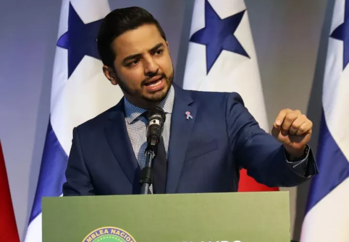 El diputado Julio Mendoza, comisionado de Asuntos Agropecuarios, da a conocer el proyecto.