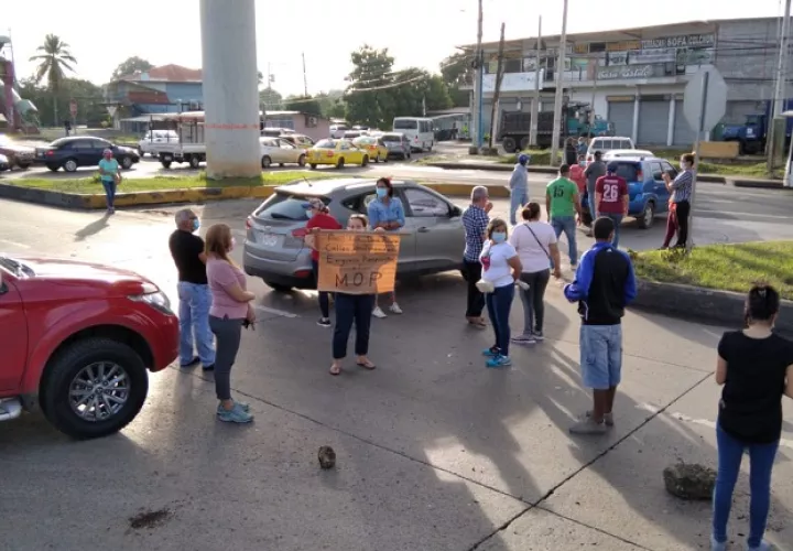 Manifestantes exigen la presencia de un representante del Ministerio de Obras Públicas.