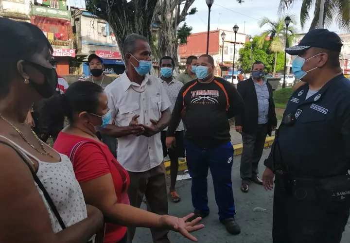 Denuncian que la administración del mercado público removió un contenedor donde tienen sus mercancías. 