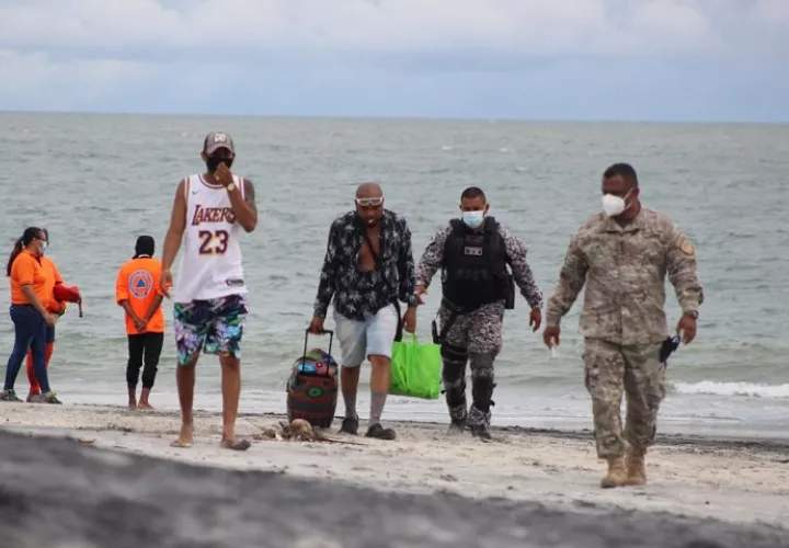 Bañistas disfrutan del sol y la playa en Panamá Oeste.