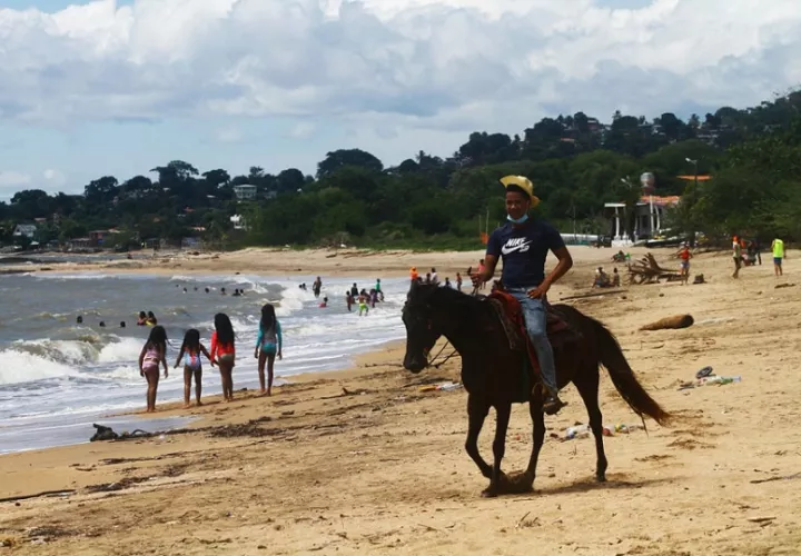 Primer domingo de playa sin cuarentena. Foto: Edwards Santos