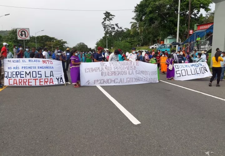 Indígenas cierran la entrada de Tolé exigiendo la construcción de la carretera.