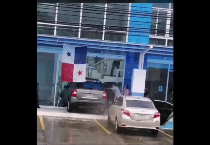 El vehículo embistió y atropelló a varias personas.