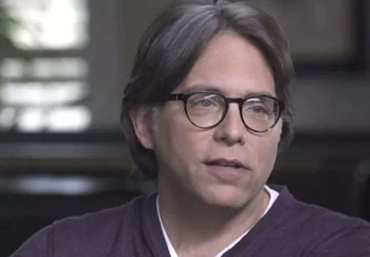 El caso ha acaparado la atención de los medios por la implicación de varias destacadas personalidades como la actriz de Smallville Allison Mack.