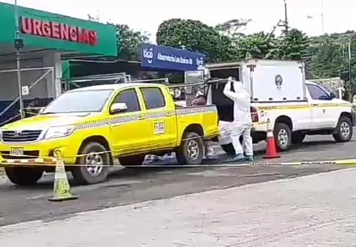 Los familiares caminaron por más de 4 horas con la niña en la hamaca. Foto: Redes