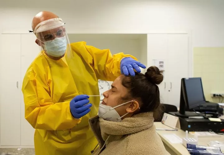 En la última jornada se informó de 5.700 nuevos decesos. EFE