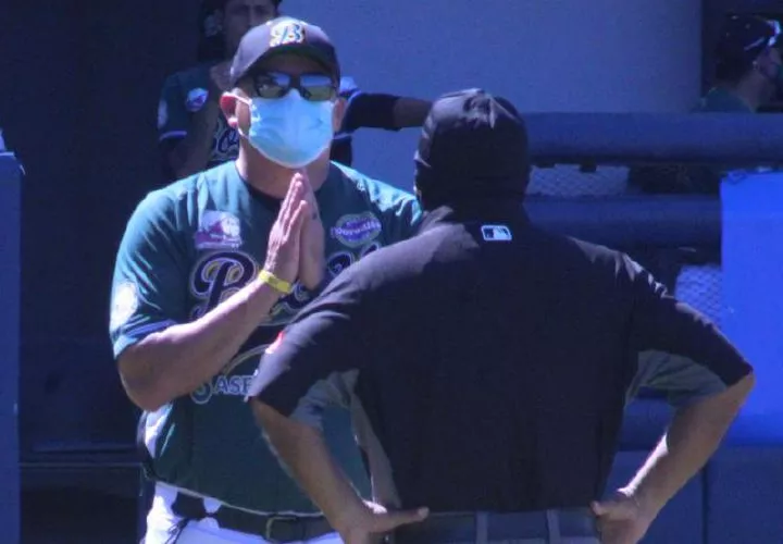 Raúl Domínguez (izq.) llevó a la novena de Bocas del Toro a ubicarse en la segunda posición del torneo en la ronda regular. Foto: Fedebeis