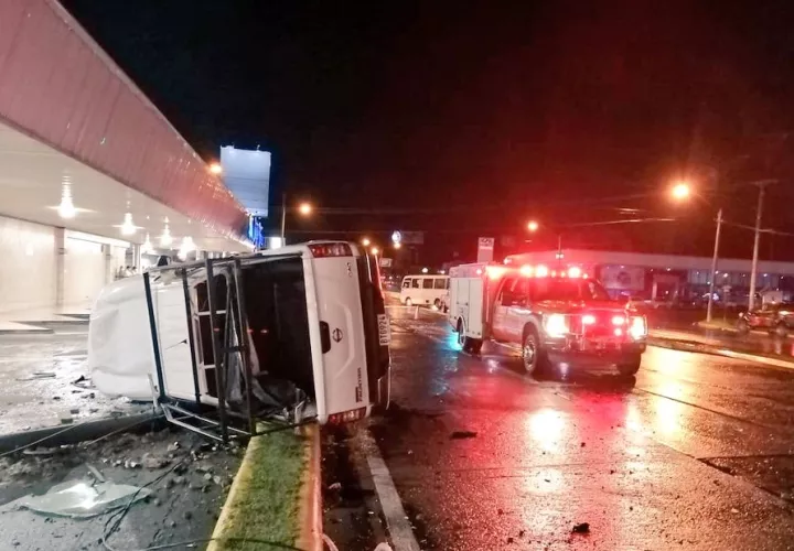 El pick uo involucrado en el accidente terminó volcado.