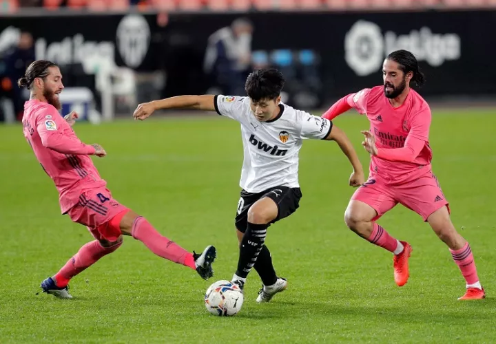 El jugador del Valencia CF, Kang In entre Sergio Ramos (i) e Isco (d) , del Real Madrid. /EFE
