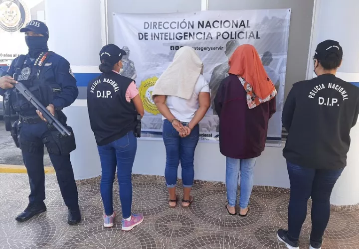 Las señaladas, de 42 y 43 años respectivamente, fueron ubicados durante dos diligencias de allanamiento