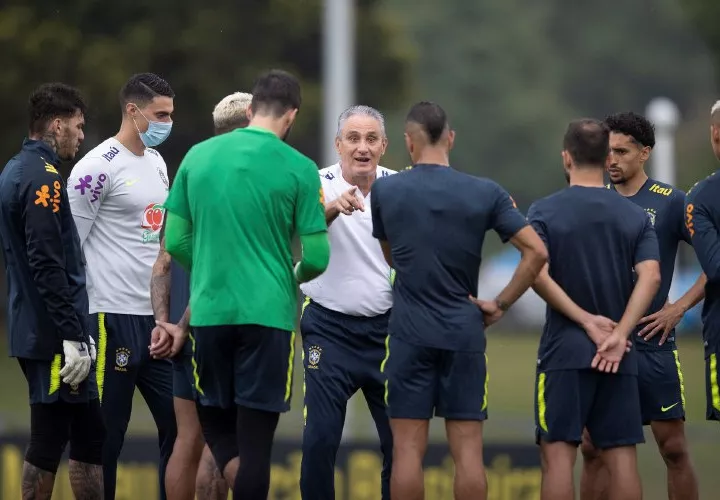 El técnico de Brasil, Adenor Bacchi 'Tite' (c). Foto:EFE