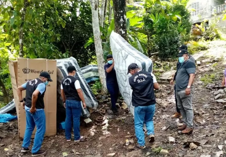 Los artículos están relacionados con una estafa, a través de cheques sin fondos.