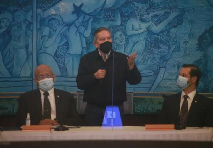 El mandatario hizo el anuncio frente a sectores empresariales. Foto: Víctor Arosemena