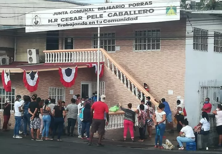 Personas aglomeradas afuera de la oficina de la junta comunal.