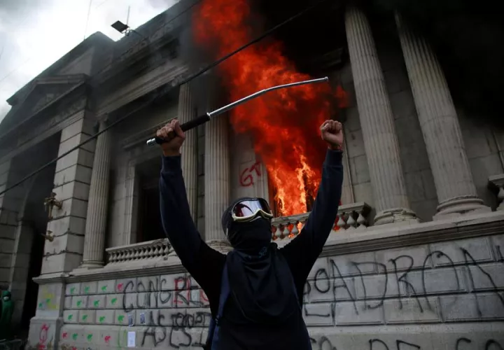 El hecho se dio en medio de protestas contra el presupuesto 