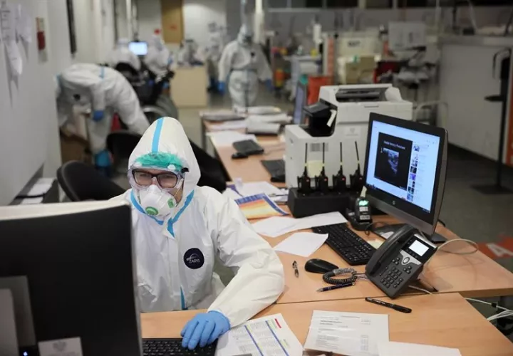 Los fallecidos en la pandemia son 1,39 millones, 7.700 de ellos reportados en las últimas 24 horas. EFE