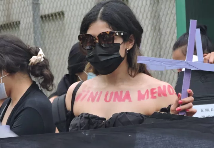 Algunas de las manifestantes tenían la frase &quot;Ni una menos&quot; escrita en la piel.  Foto: Landro Ortiz 