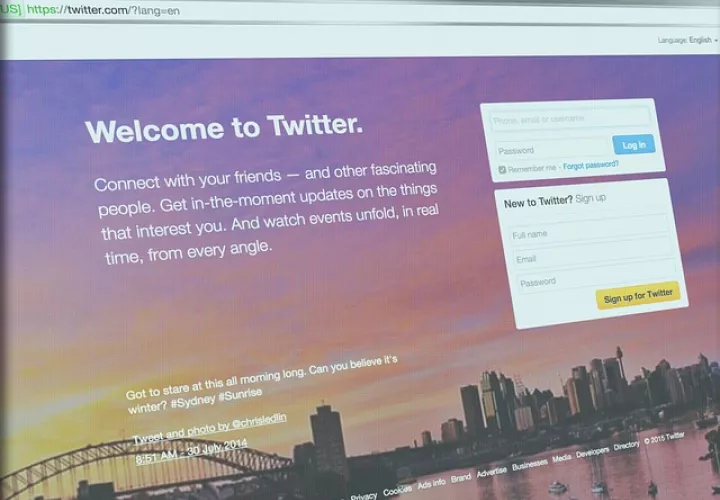 La verificación de cuentas concede a un perfil una marca azul que indica que esa cuenta es de interés público. Pixabay