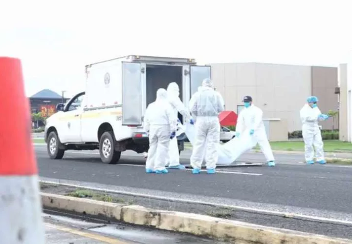 Momento en que se realizaba el levantamiento del cuerpo. Fotos: Elena Valdez