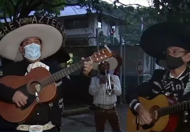 Durante una serenata los miembros de las agrupaciones permanecen a más de cinco metros de distancia de las casas.