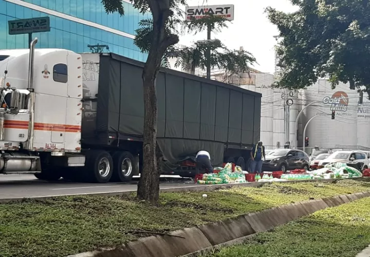 Las cajas y botellas rotas quedaron esparcidas en la vía. Foto: Edwards Santos