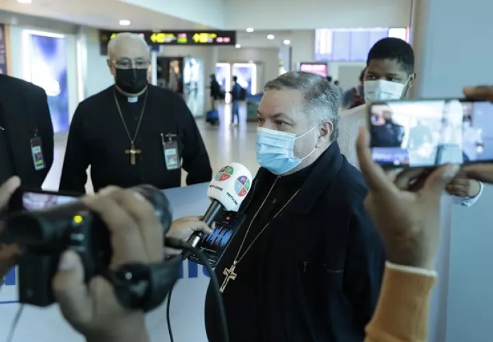 Es Doctor en Derecho Canónico. Habla italiano, francés, inglés, portugués y español..