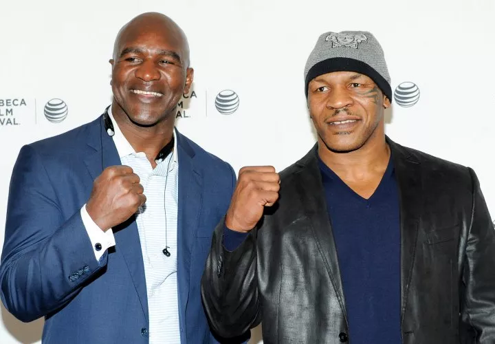 Evander Holyfied (izq.) y Mike Tyson Foto: AP