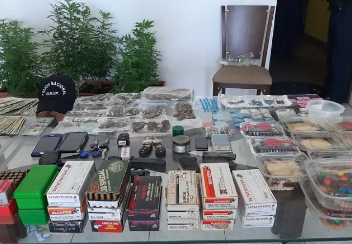 Durante el allanamiento se logró la aprehensión de tres personas.