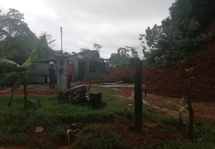 Deslizamiento de tierra en la comunidad de Villa Luisa en el corregimiento de Puerto Pilón.