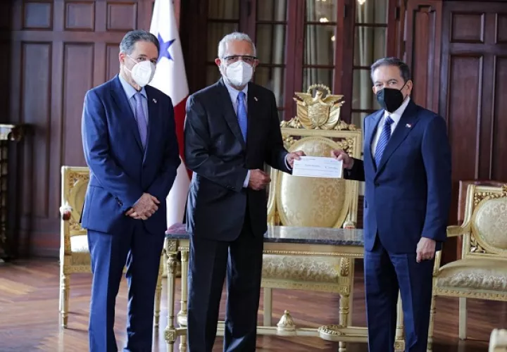 El presidente Laurentino Cortizo, recibió el cheque por $ 1,824.12 millones del Canal de Panamá.