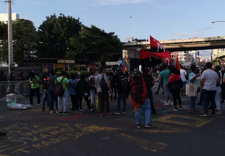 Hombres y mujeres alegan que el Gobierno Nacional los está cercando a una &quot;Navidad con Hambre&quot; con más desempleo, hambre y otras necesidades.