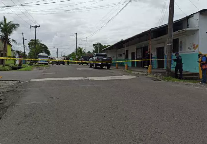 Calle cerrada por el asesinato del hombre y el auto vinculado. Fotos: Diómedes Sánchez