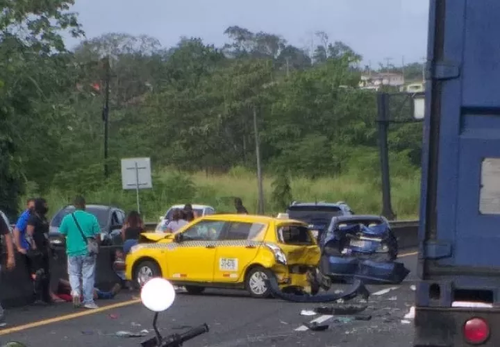 El taxi quedó con la parte delantera y trasera destruida, y fue el vehículo que resultó con más daños en su carrocería.