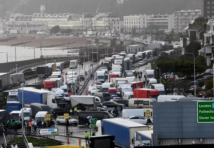 Las principales escenas de tensión se vivieron en el lado británico, donde se agolpan desde hace tres días miles de camioneros. EFE
