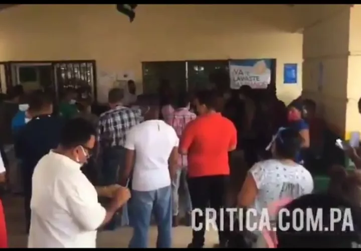 Denuncian retraso en la atención y la aglomeración de personas.