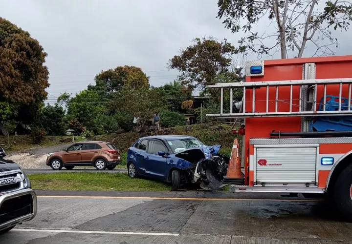 Se avisó a la empresa encargada de la energía en el sector para que procediera a la reparación del tendido eléctrico.