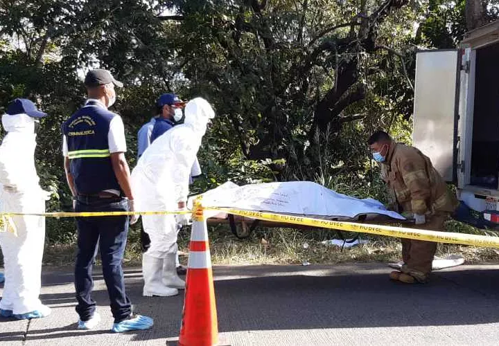 Levantamiento de uno de los cuerpo del accidente de tránsito. Fotos: Alexander Santamaria
