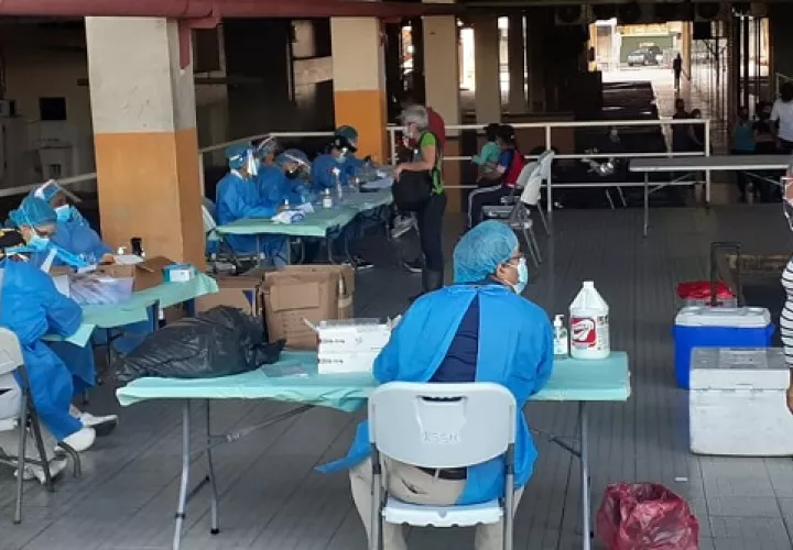 Atención centro de hisopado Gran Estación. Foto: Landro Ortiz